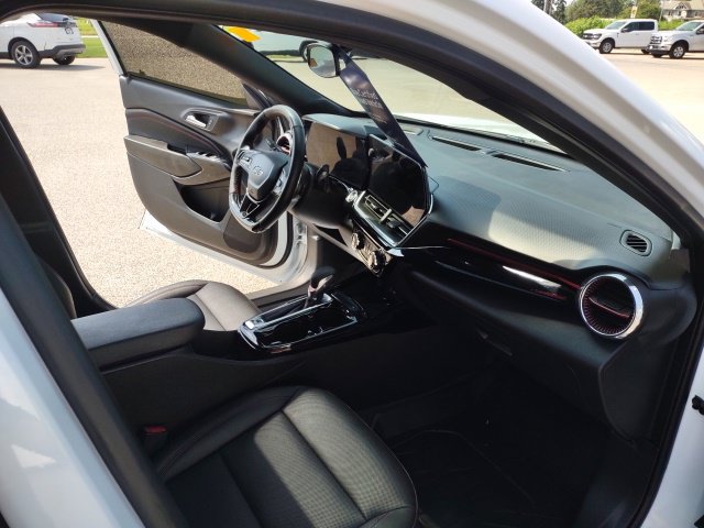 Used 2025 Chevrolet Trax RS w/ Sunroof Package FWD image 23