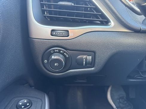 Used 2019 Jeep Cherokee Latitude w/ Cold Weather Group AWD/4WD image 24