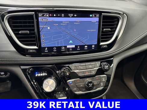 Used 2025 Chrysler Pacifica Limited image 32