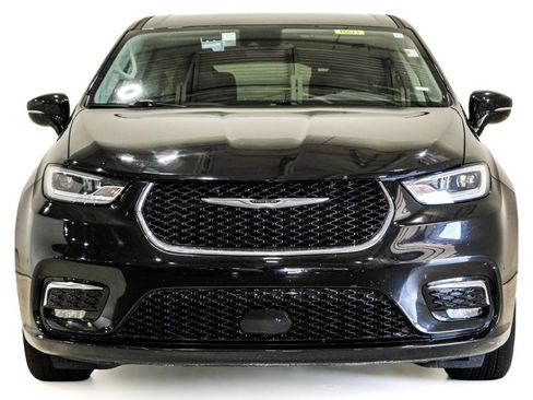 Used 2024 Chrysler Pacifica Touring-L FWD image 2