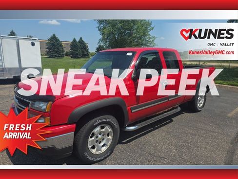 Used 2007 Chevrolet Silverado 1500 LT w/ Extended Cab Value Package AWD/4WD image 2