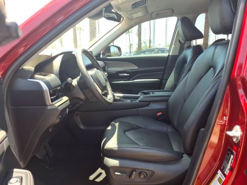 Certified 2024 Toyota Grand Highlander AWD image 16
