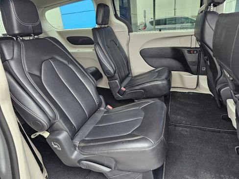 Used 2024 Chrysler Pacifica Touring-L FWD image 11