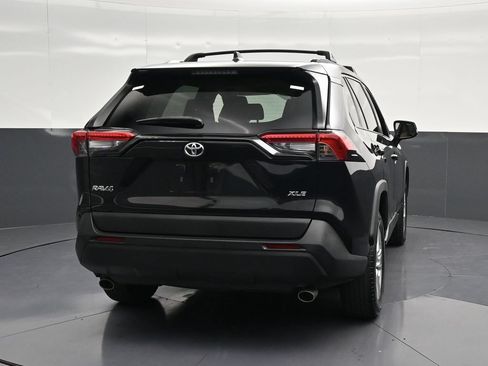 Used 2020 Toyota RAV4 XLE w/ Convenience Package FWD image 2