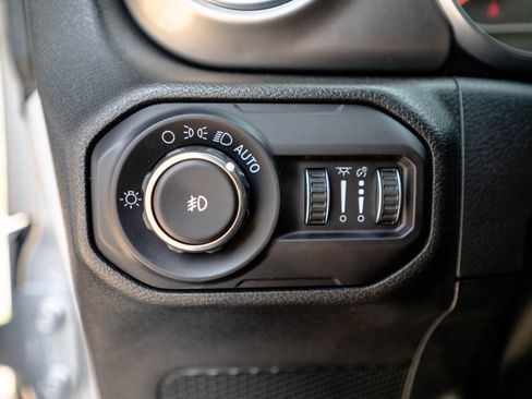 Used 2018 Jeep Wrangler Unlimited Sahara w/ Cold Weather Group AWD/4WD image 26