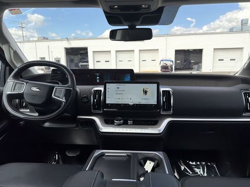 Used 2025 Ford Expedition Platinum AWD/4WD image 20