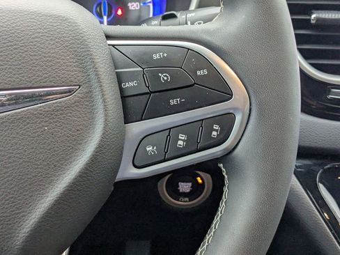 Used 2025 Chrysler Pacifica Select image 17