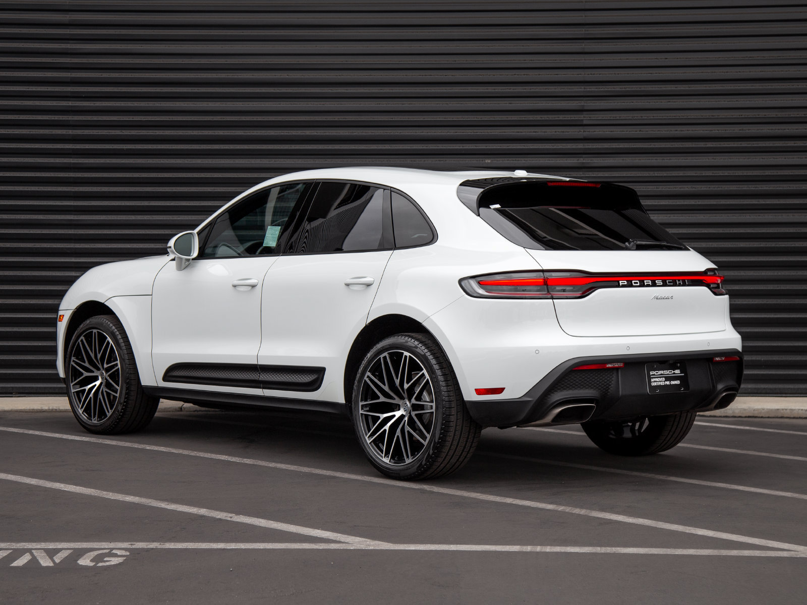 Certified 2023 Porsche Macan AWD/4WD image 3