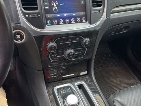 Used 2017 Chrysler 300 C image 4