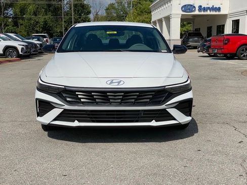 New 2025 Hyundai Elantra SEL image 3