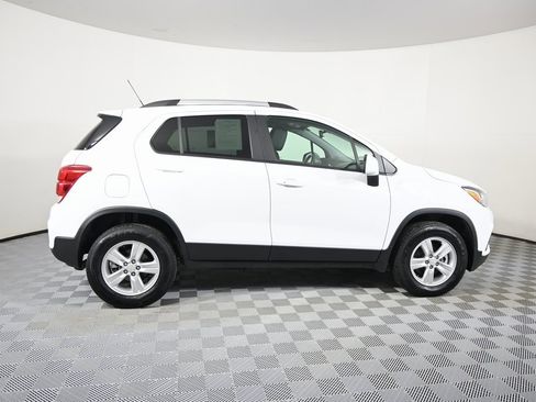 Used 2022 Chevrolet Trax LT w/ LT Convenience Package image 7