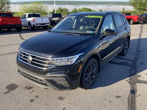 Used 2024 Volkswagen Tiguan SE w/ Panoramic Sunroof Package AWD/4WD image 3