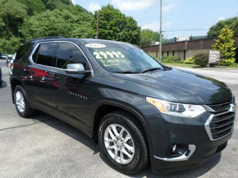 Used 2021 Chevrolet Traverse LT image 1