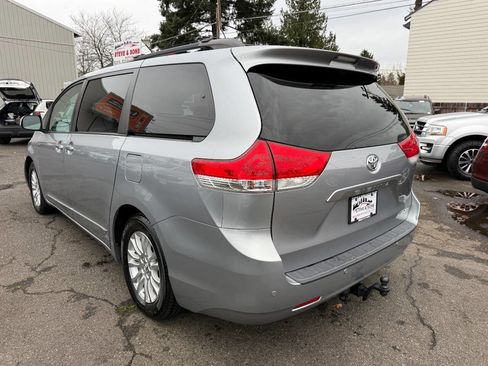 Used 2013 Toyota Sienna XLE image 6