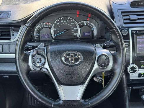 Used 2014 Toyota Camry SE w/ Moonroof Package FWD image 9