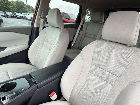 Used 2025 Nissan Rogue SV FWD image 4
