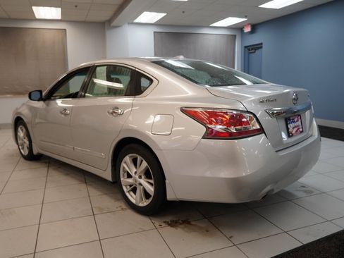 Used 2015 Nissan Altima 2.5 SV w/ Convenience Package image 12