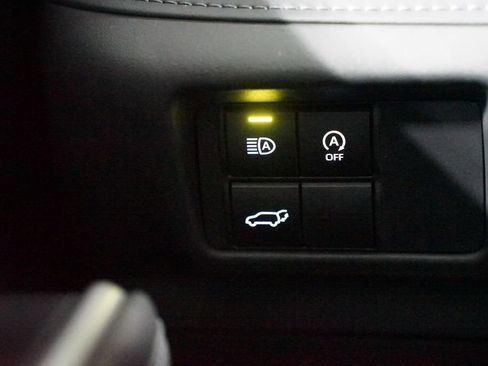 Used 2023 Toyota Highlander LE FWD image 24