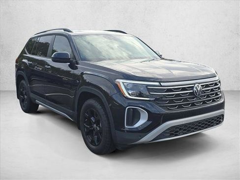 Used 2024 Volkswagen Atlas Peak Edition SE image 3