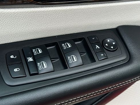 Used 2024 Chrysler Pacifica Limited image 11