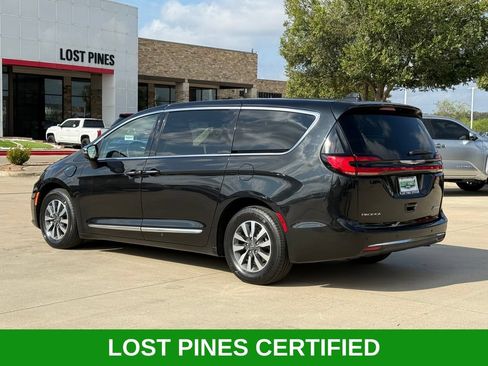 Used 2023 Chrysler Pacifica Limited FWD image 3