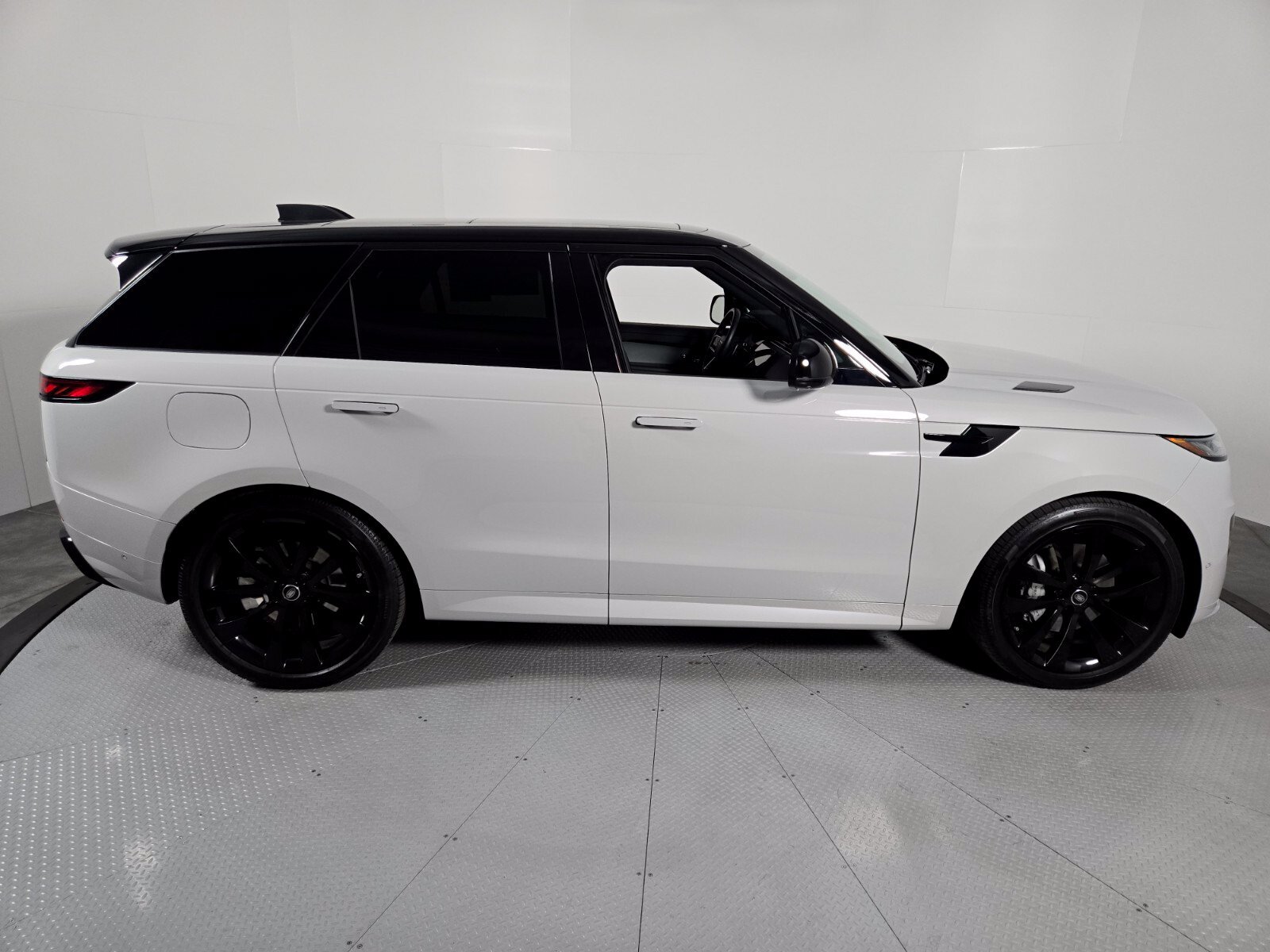 Used 2025 Land Rover Range Rover Sport Dynamic SE AWD/4WD image 6