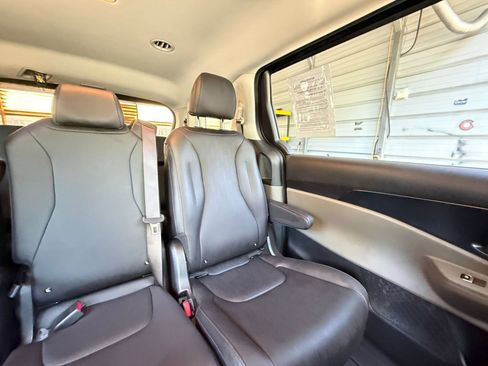 Used 2026 Kia Carnival FWD image 38
