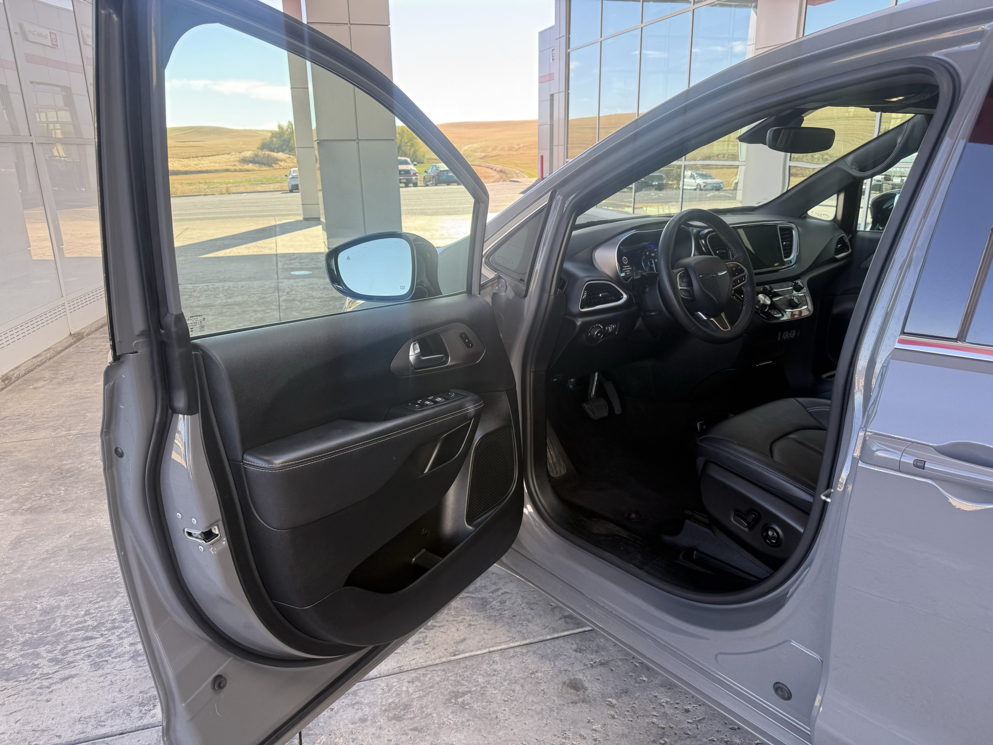 Used 2025 Chrysler Pacifica Select FWD image 15