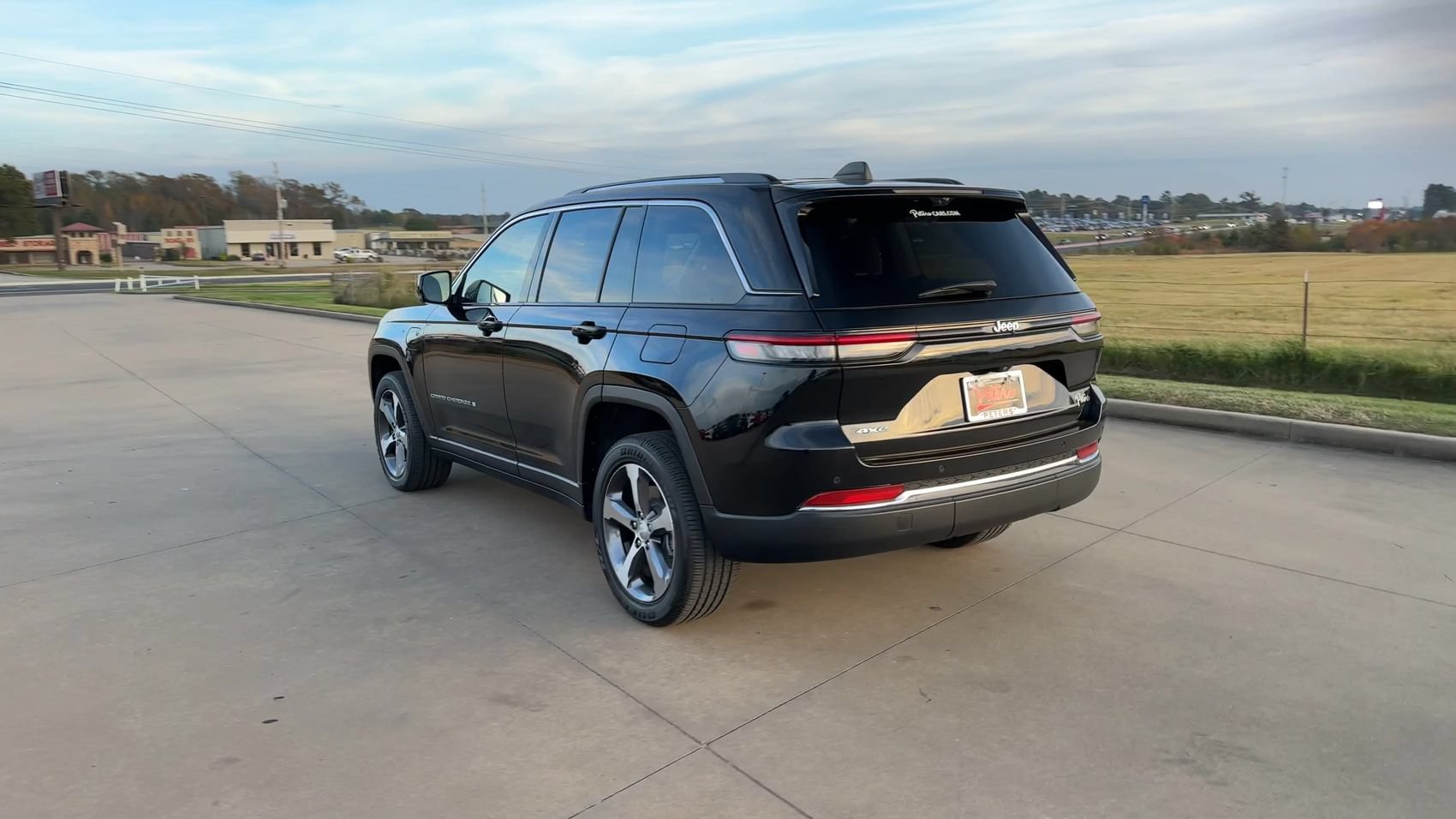 New 2023 Jeep Grand Cherokee 4WD 4xe w/ Luxury Tech Group II image 6
