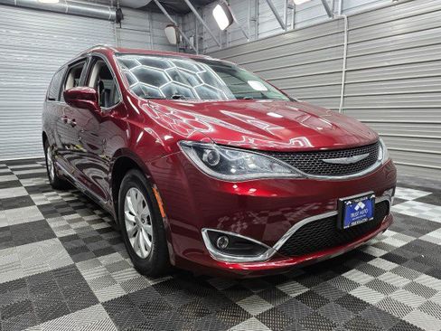 Used 2017 Chrysler Pacifica Touring-L FWD image 5