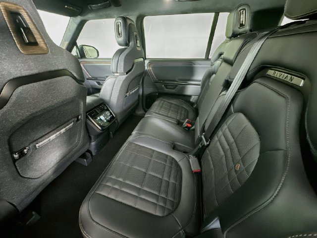 Used 2025 Rivian R1S Premium Dual AWD/4WD image 24