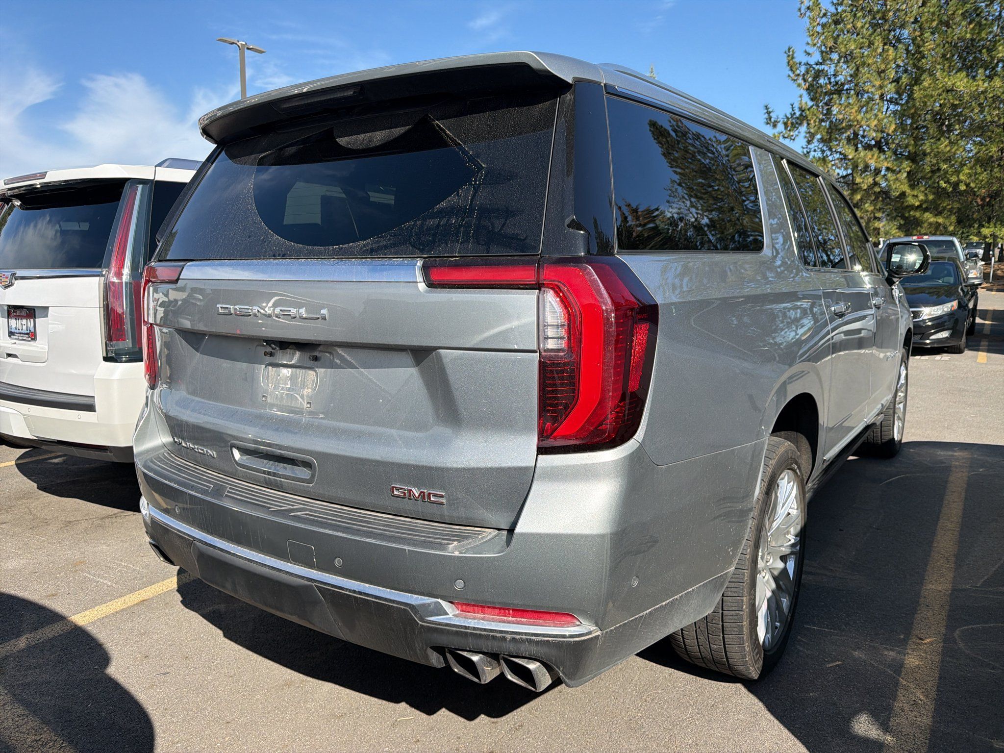 Used 2025 GMC Yukon XL Denali w/ Sun & Power Step Package AWD/4WD image 4