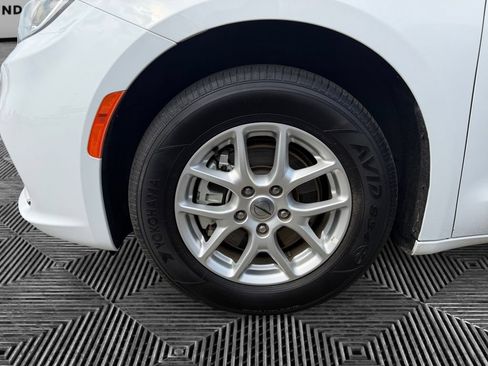 Used 2025 Chrysler Pacifica Select FWD image 14