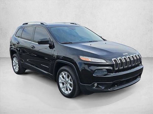 Used 2018 Jeep Cherokee Latitude Plus image 3