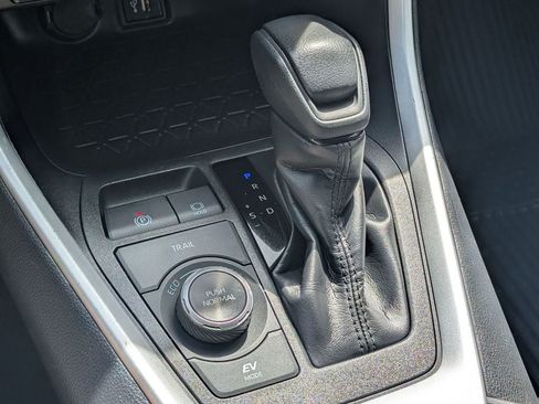 Certified 2025 Toyota RAV4 XLE AWD/4WD image 24