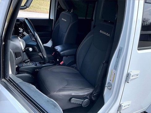 Used 2018 Jeep Wrangler Unlimited Sahara w/ Connectivity Group image 17