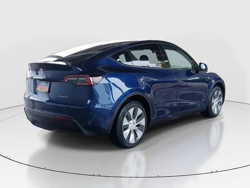 Used 2023 Tesla Model Y Long Range image 5