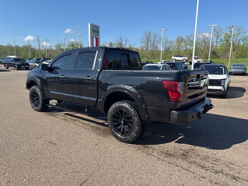 Used 2019 Nissan Titan SL w/ Midnight Edition image 8