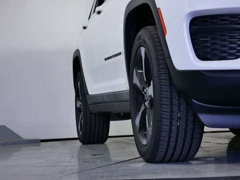 Used 2024 Jeep Grand Cherokee Altitude image 7