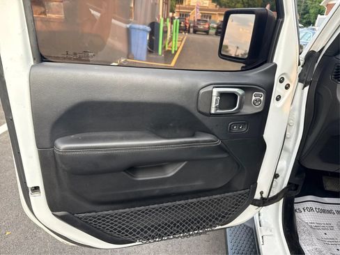 Used 2018 Jeep Wrangler Unlimited Sahara w/ Uconnect 4C Nav & Sound Group AWD/4WD image 20