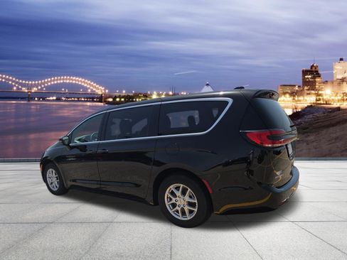 Used 2025 Chrysler Pacifica Select FWD image 3