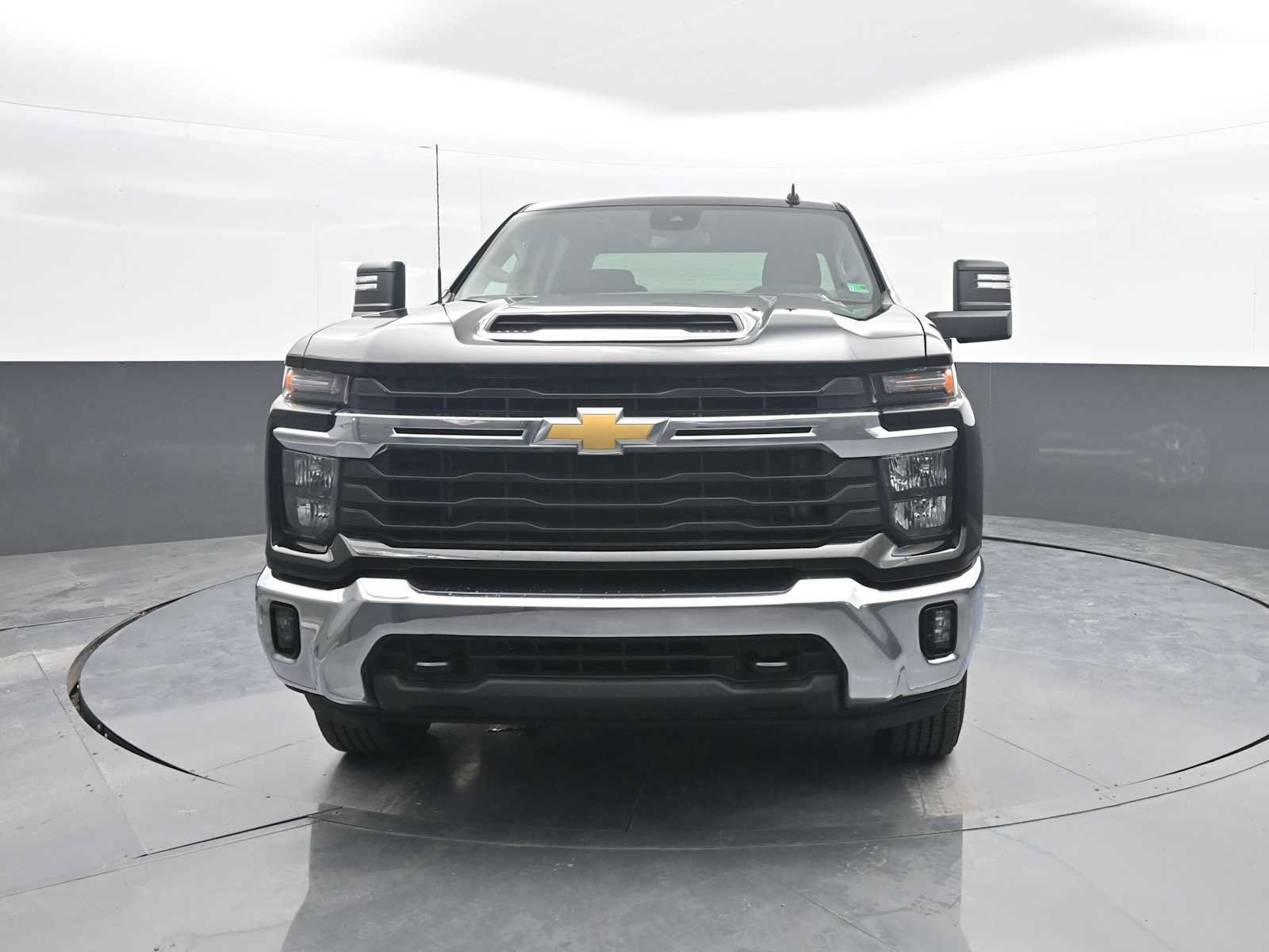 Used 2025 Chevrolet Silverado 2500 LT w/ Convenience Package AWD/4WD image 3