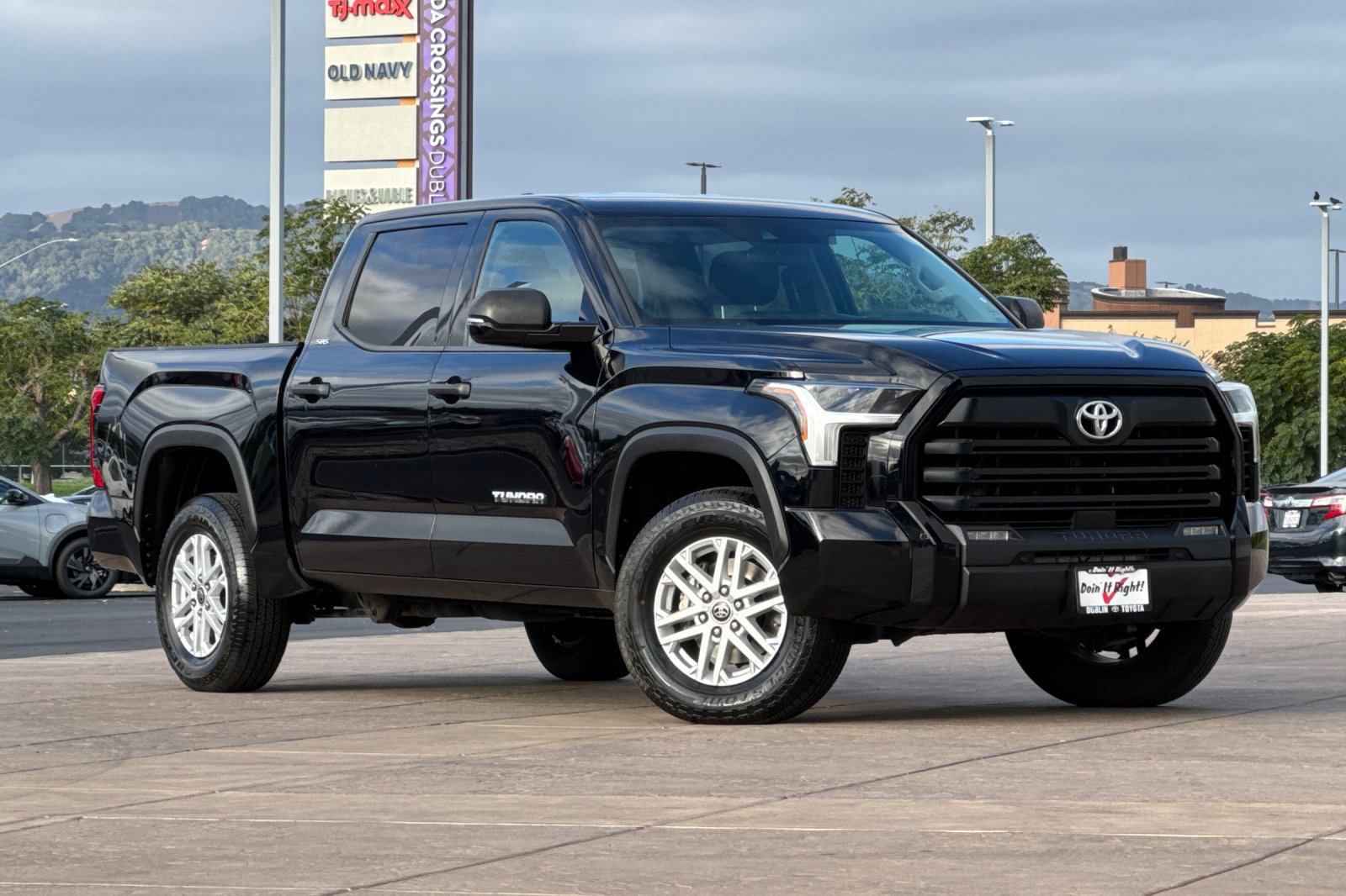 Used 2022 Toyota Tundra SR5 w/ SR5 Convenience Package AWD/4WD image 2