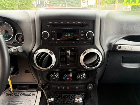 Used 2014 Jeep Wrangler Unlimited Sahara AWD/4WD image 30