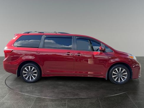 Used 2018 Toyota Sienna XLE Premium w/ Outdoor Package AWD/4WD image 10
