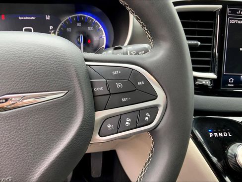 Used 2023 Chrysler Pacifica Touring-L image 24