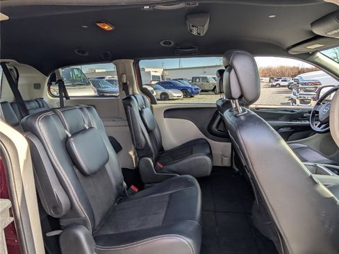 Used 2019 Dodge Grand Caravan SXT image 11