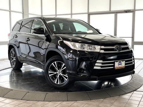 Used 2017 Toyota Highlander LE AWD/4WD image 1