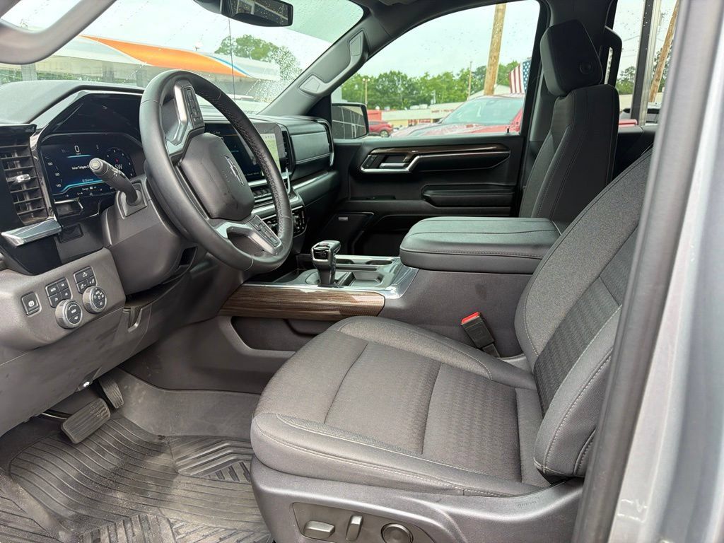 Used 2024 Chevrolet Silverado 1500 LT Trail Boss w/ Convenience Package II AWD/4WD image 9