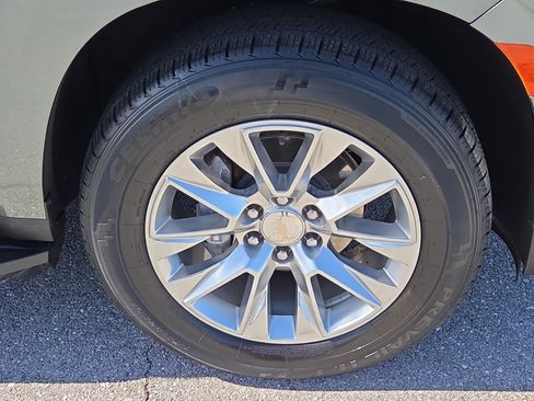 Used 2023 Chevrolet Suburban Premier image 7